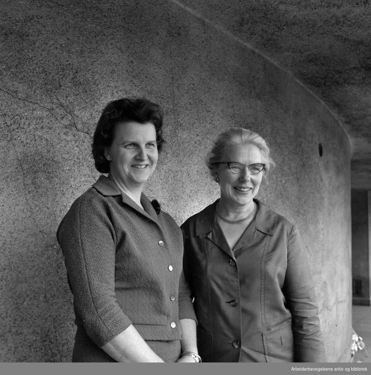 Sonja Ludvigsen (1928-1974) og Aase Bjerkholt (1915-2012) på Arbeiderpartiets landskvinnekonferanse, 9. mai 1967. Aase Bjerkholt var leder for Arbeiderpartiets kvinnesekretariat i 1963-1967 og Sonja Ludvigsen var leder i 1967-1974.