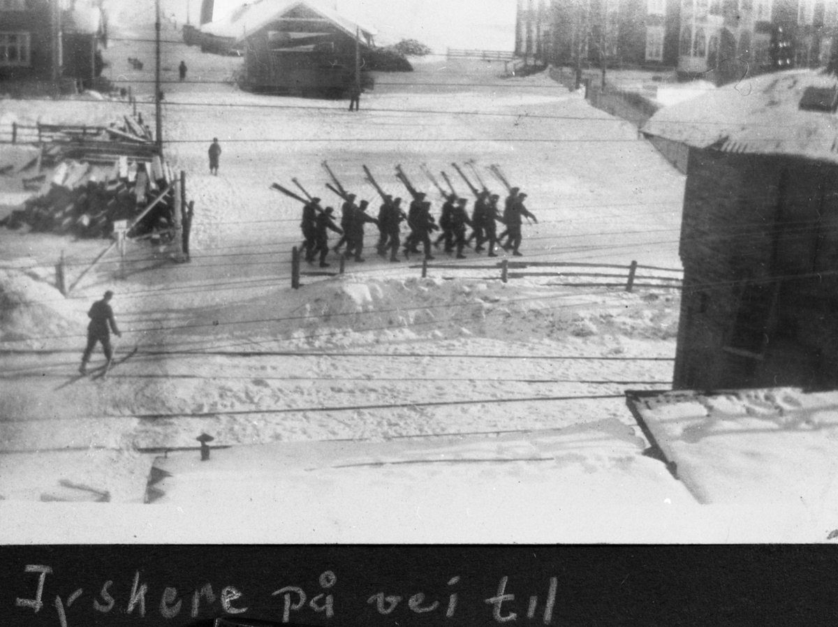 Tyske soldater med ski i marsj over jernbanen på Alvdal