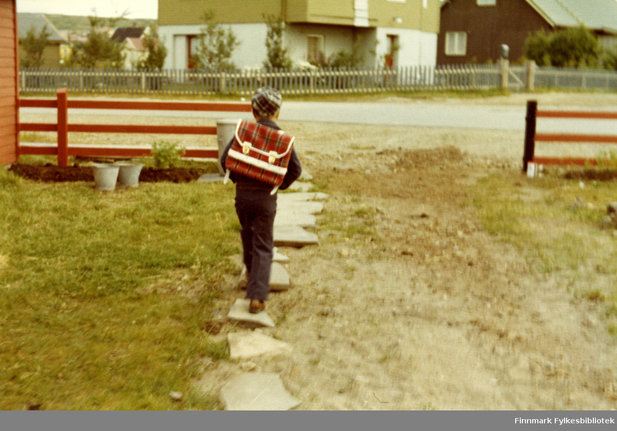 Klar for skolestart ved Damsveien i Vadsø. Herluf Nymoen begynner i 1. klasse på Sentrum skole i Vadsø, 1. september 1975. Den gangen var man 7 år ved skolestart, og det var 9-årig grunnskole. 