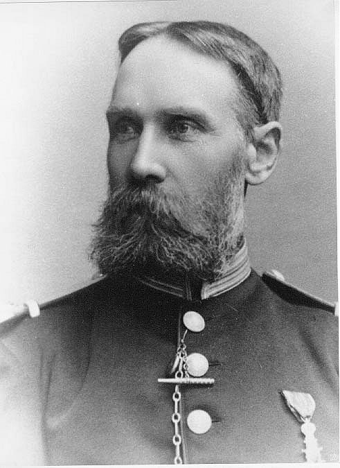 Bröstbild av fanjunkare Dahlström i uniform med medalj på bröstet. En man med skägg.