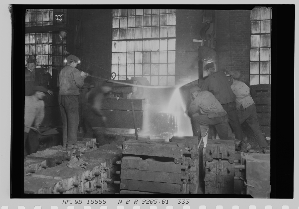 Industriarbeidere står ved støpen, Strømmens mek. verksted. Fotografert 1924.