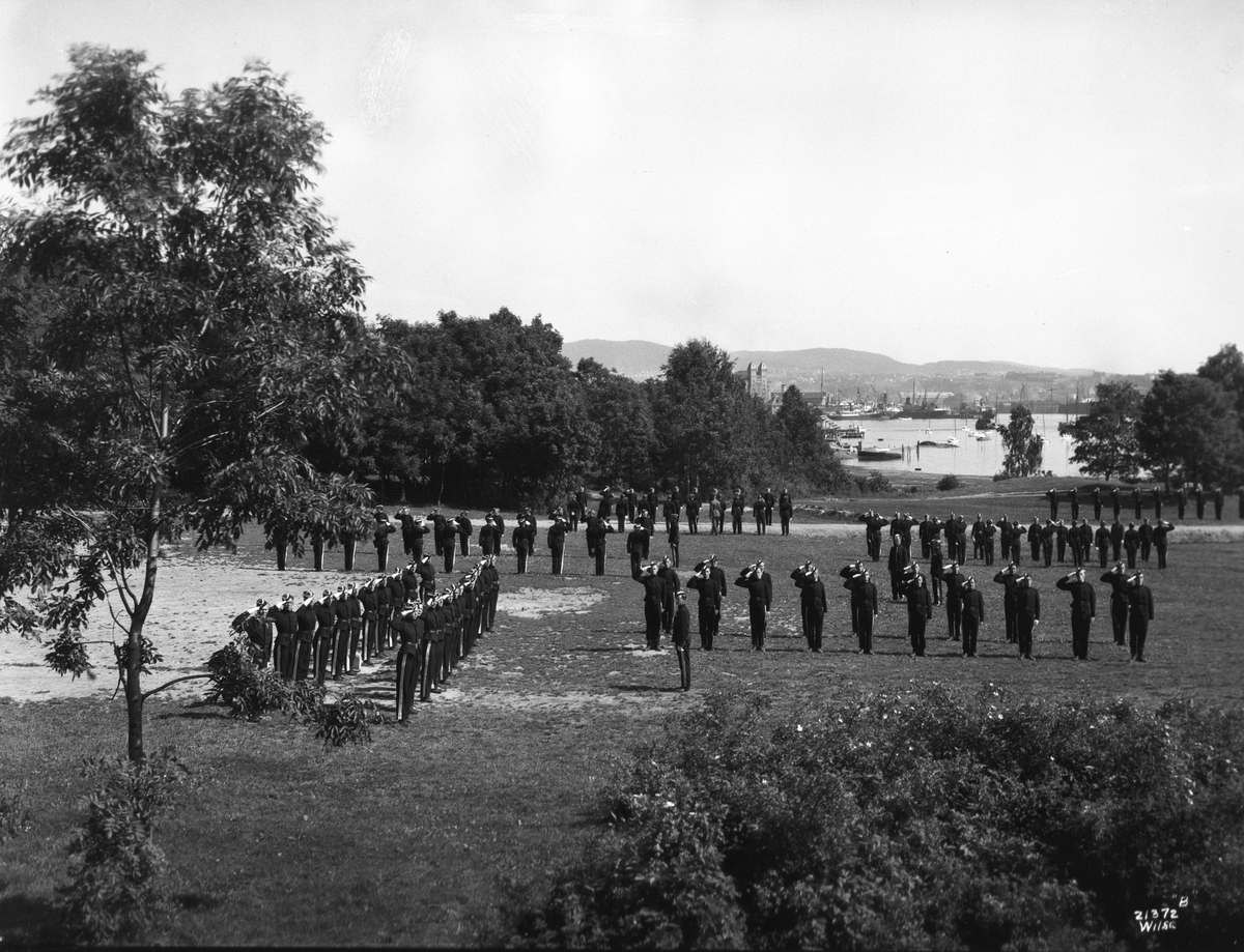 H.M. Konges garde i oppstilling, Hovedøya. Fotografert 1927.