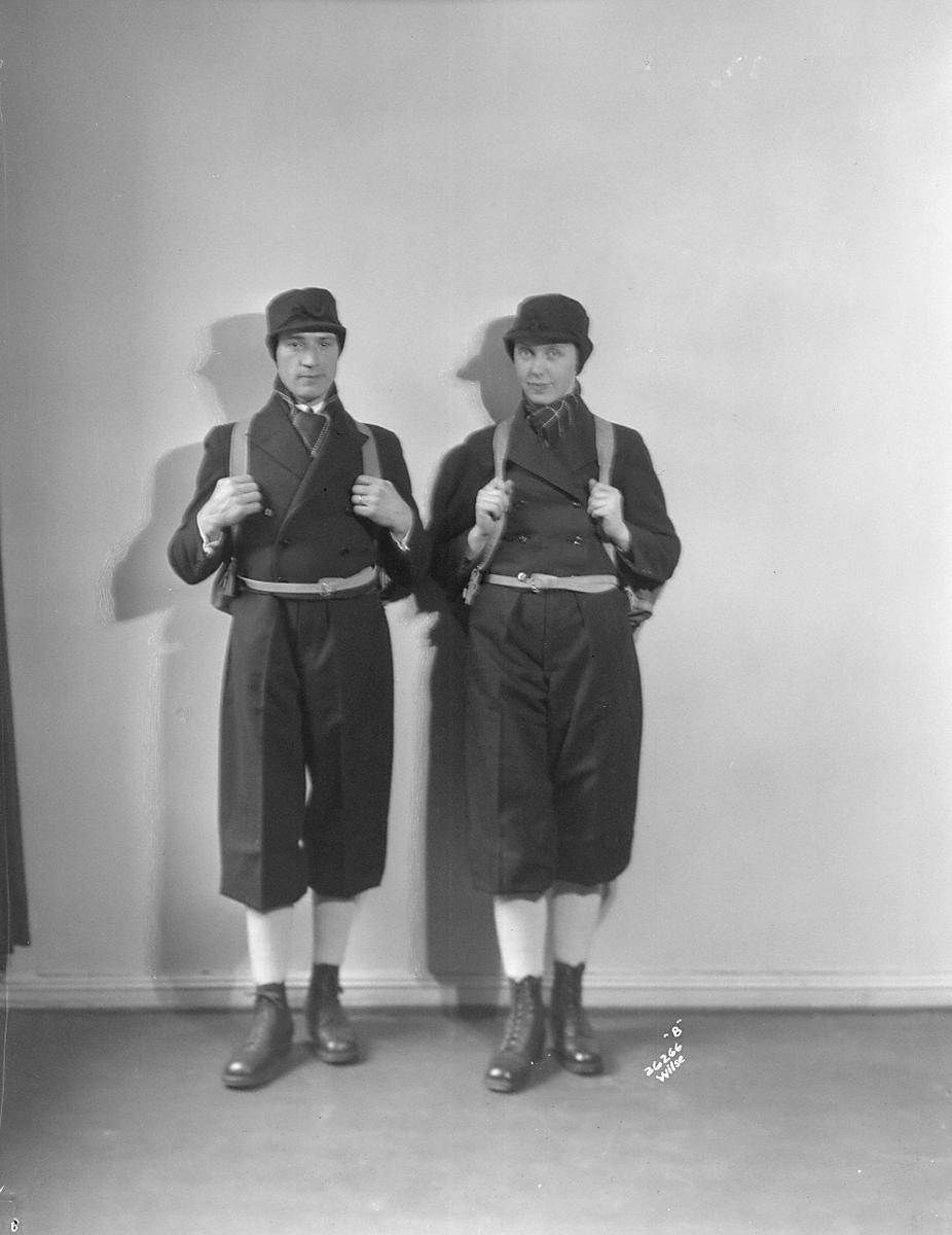 Skidrakter og ryggsekker til kvinne og mann. Fotografert 1929.