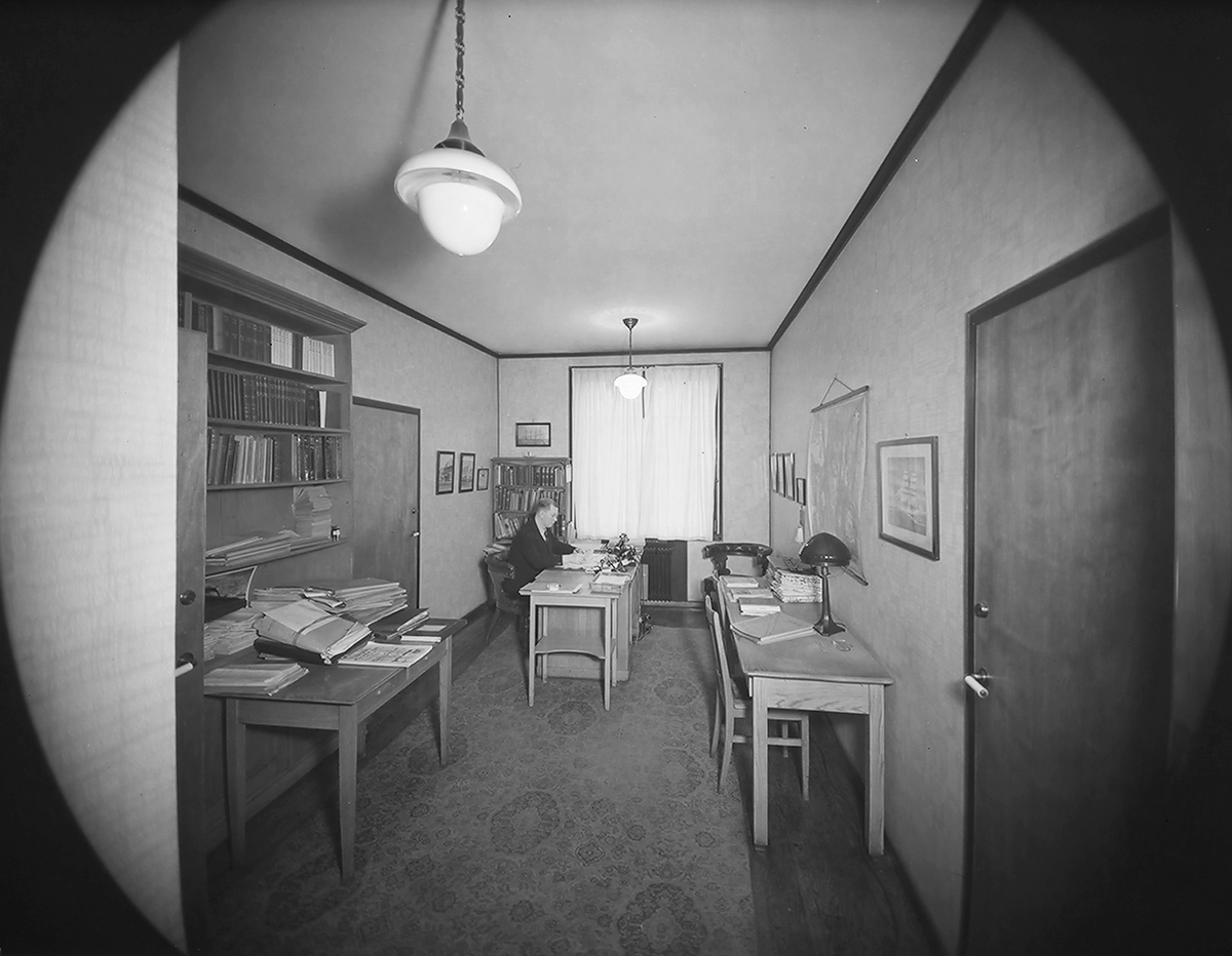 En mann på et kontor. Fotografert 1939.