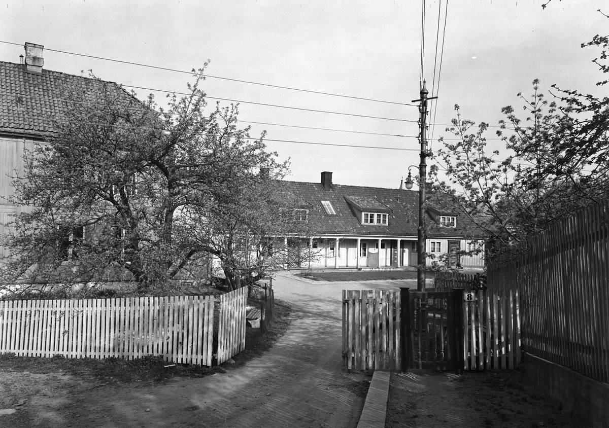 Flere hus ligger bak gjerde i Lille Frogner alle 8. Fotografert 12.05.1939.