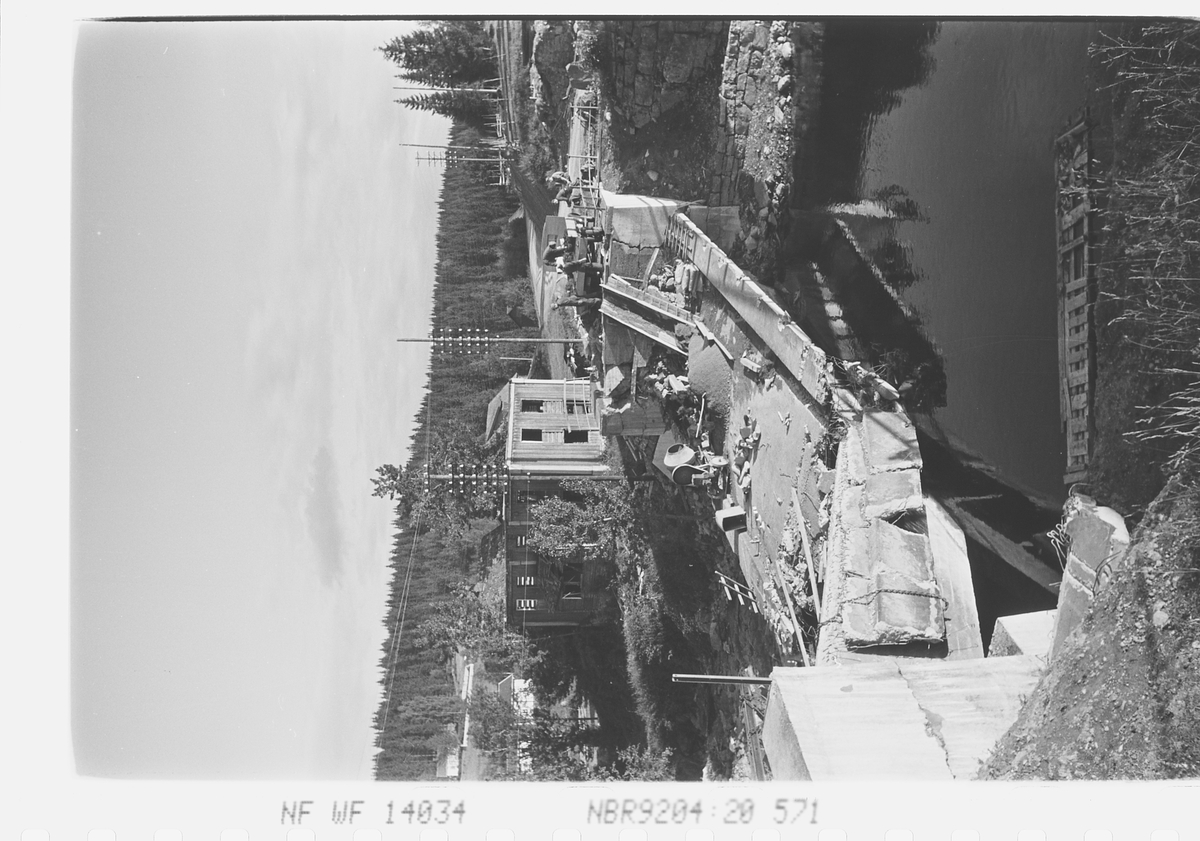 Arbeider på bro og vei. Fotografert 1941.