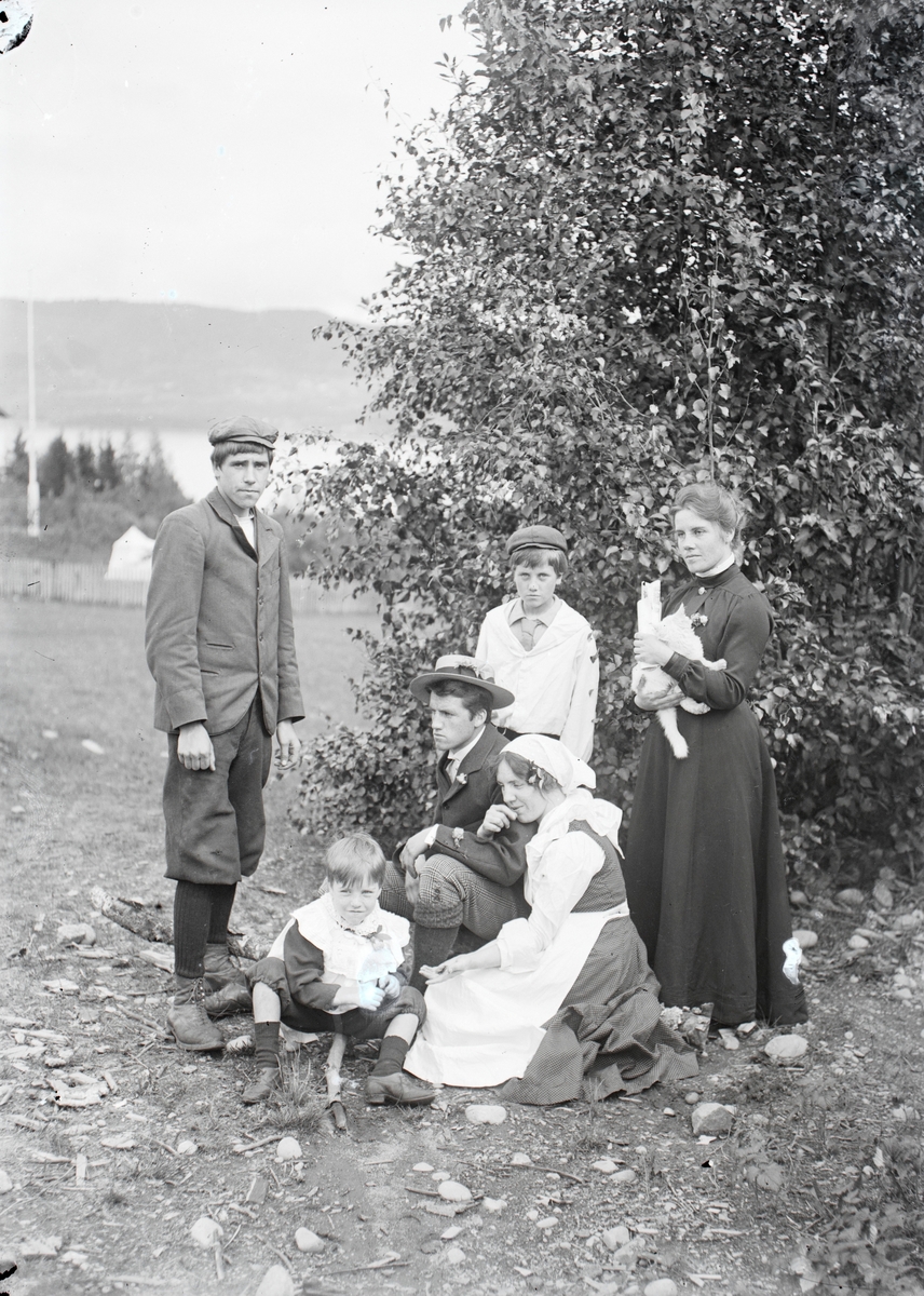 Gruppeportrett av familien Aston ved et bjørketre på Aukra.