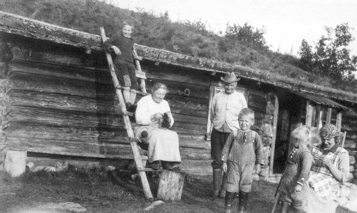 På Atnkjølsetra 1924. Fv, Arvid Andreassen, Helene Tollefsen, Bertin Nesset, Håkon Hanestad, Ågot Hanestad, Arne Hanestad. K17. 