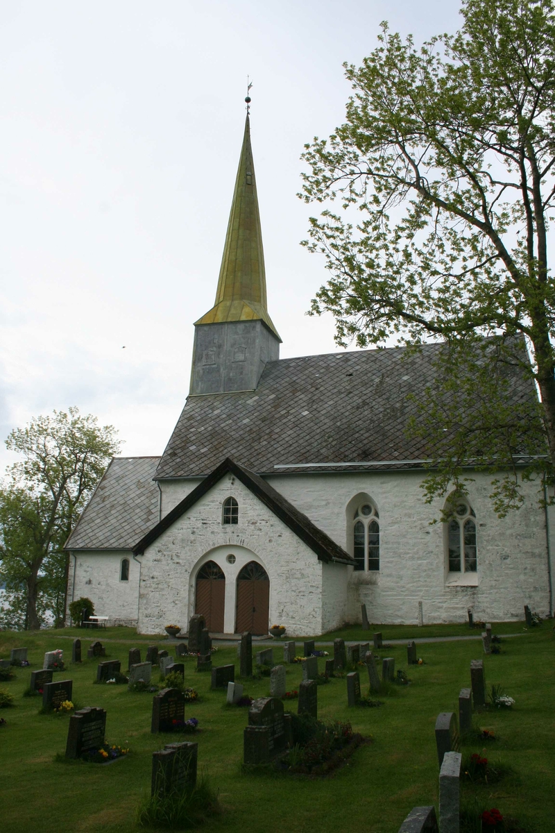 Kirke, kirkegård
