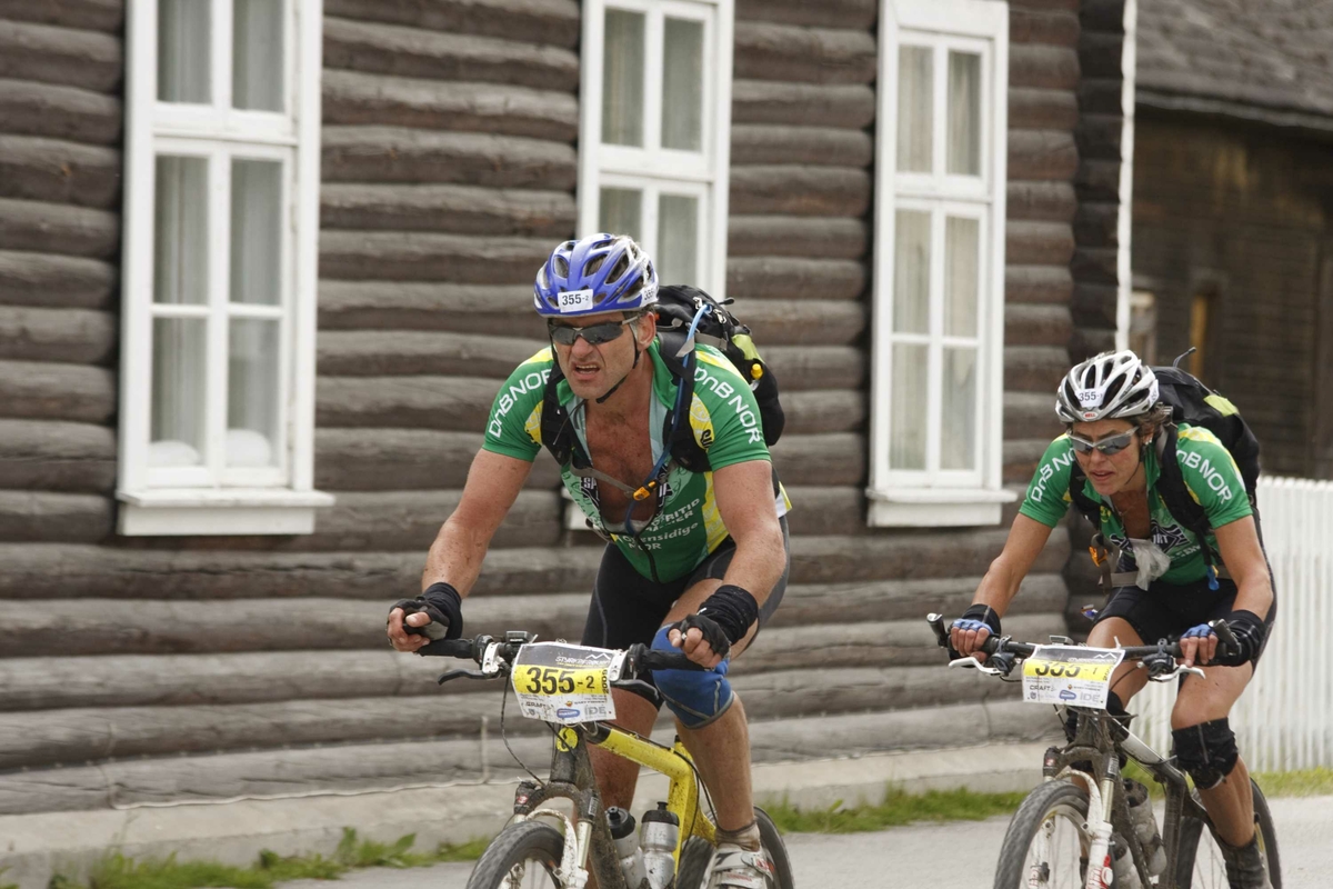 Craft MTB 6-dagers terrengritt på sykkel, Trondheim-Oslo. Flere syklister mot mål