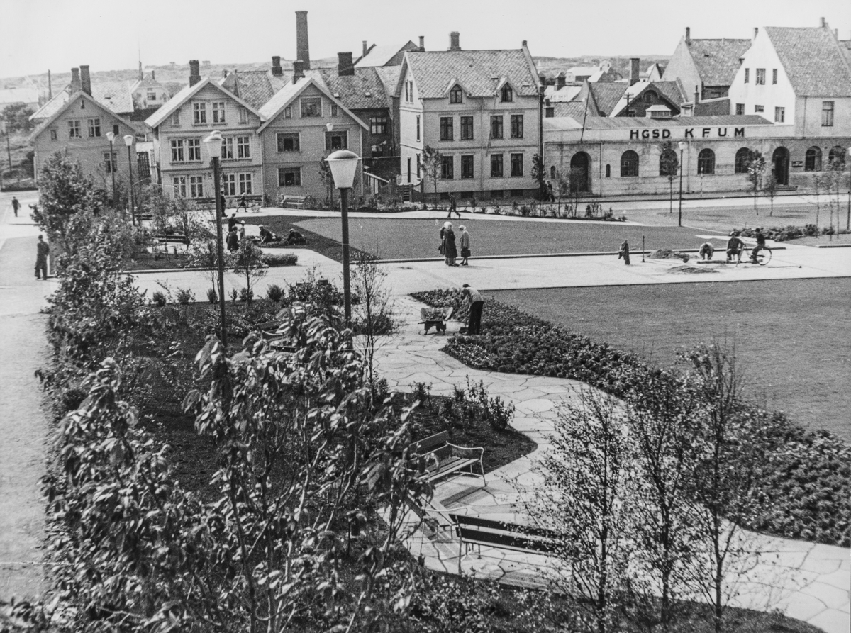 Haraldsgata og søndre del av Rådhusparken sett mot vest, 1949.