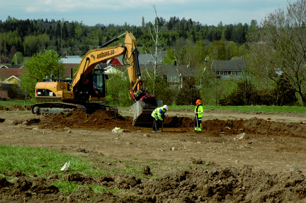 Arkeologer arbetar vid en grävmaskin i Ölmstad utanför Jönköping. Bilden togs vid en arkeologisk undersökning där år 2011.