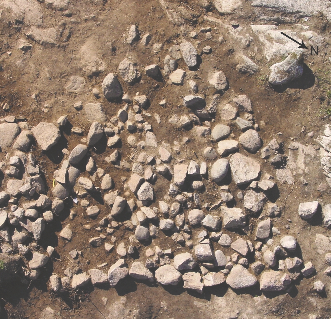 En tresidig stensättning på gravfältet RAÄ Rogberga 19, L1973:5423 i Bogla i Rogberga socken, Jönköpings kommun. Dess sidor var knappt fem meter långa och höjden några decimeter och den var omgiven av en tydlig kantkedja av större stenar. I stensättningen fanns brända ben som daterades till 700-talet och bland annat hittades en bennål.