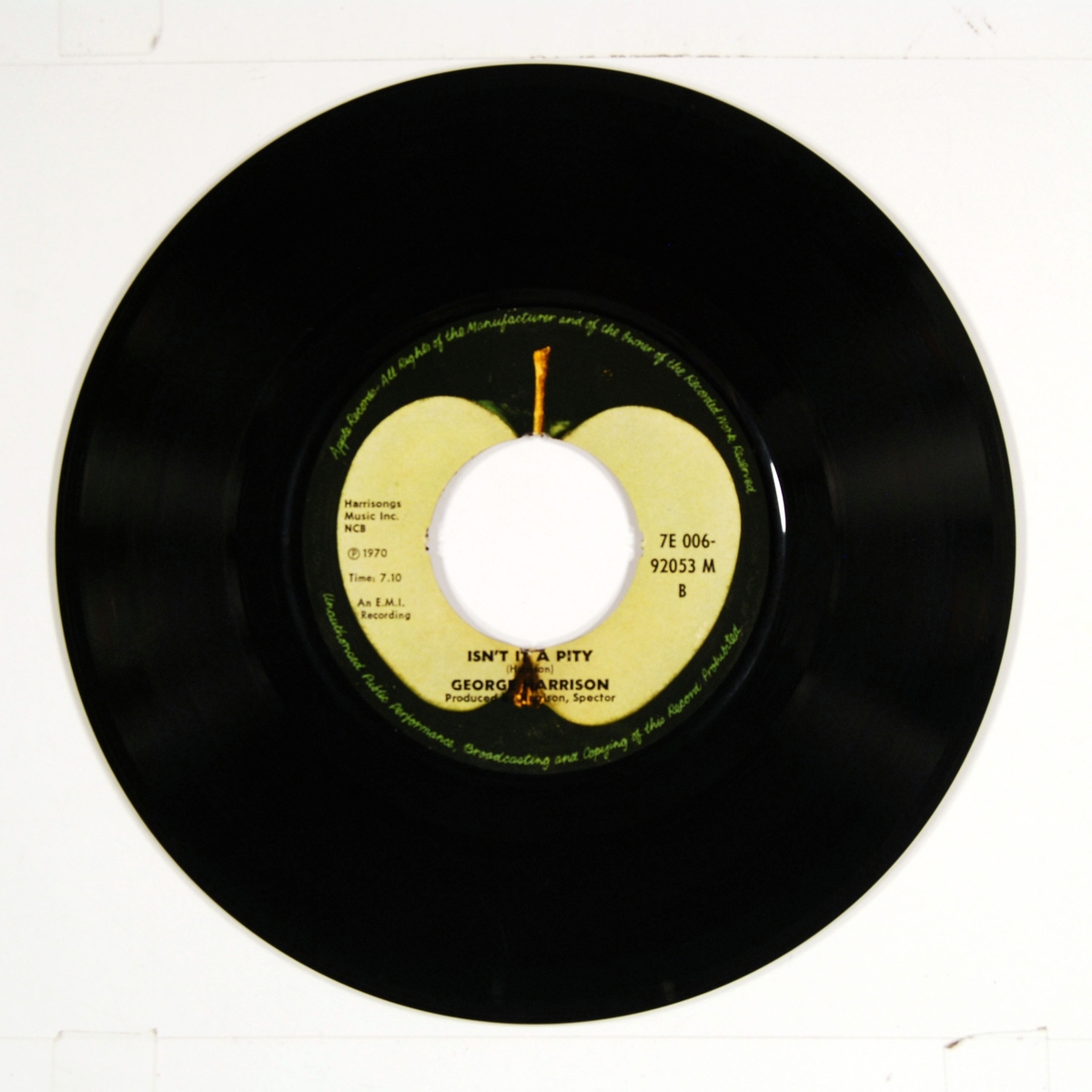 Bilde av George Harrison i profil på coveret. Plateetiketten viser et grønt eple på A-siden og et delt eple på B-siden.