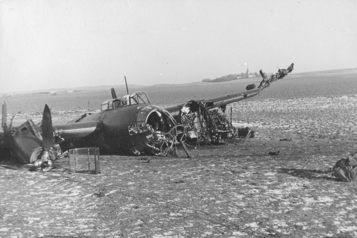 Flygplan Saab B 18B, nr 18174, efter haveri på flygfältet på F 14, Halmstad, 22 januari 1946.
