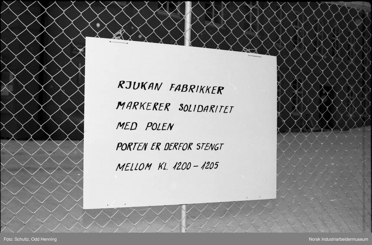 Plakat på grinden ved Hovedporten hvor det står 