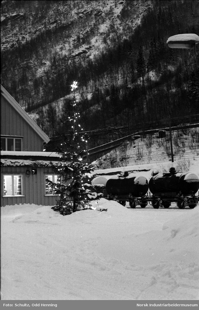 Juletre ved Rjukan stasjon.