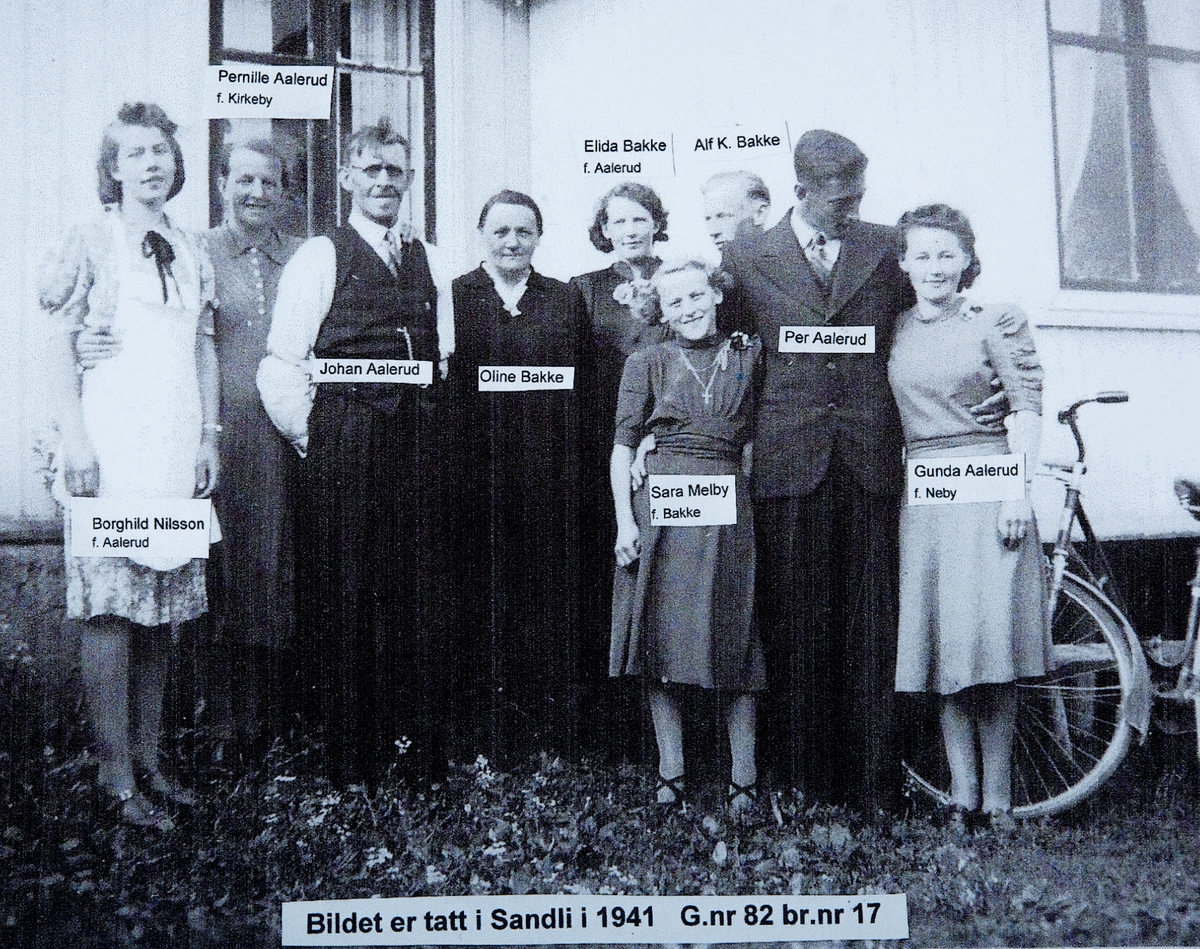 Gruppe 9 personer. fra venstre: Borghild Nilsson (f: Aalerud), Pernille Aalerud (f: Kirkeby), Johan Aalerud, Oline Bakke, Elida Bakke (f: Aalerud), Sara Melby (f: Bakke), Alf K. Bakke, Per Aalerud og Gunda Aalerud (f: Bakke). 
Bilde er tatt på Sandli i 1941. Sandli G.nr:82, Br,nr: 17