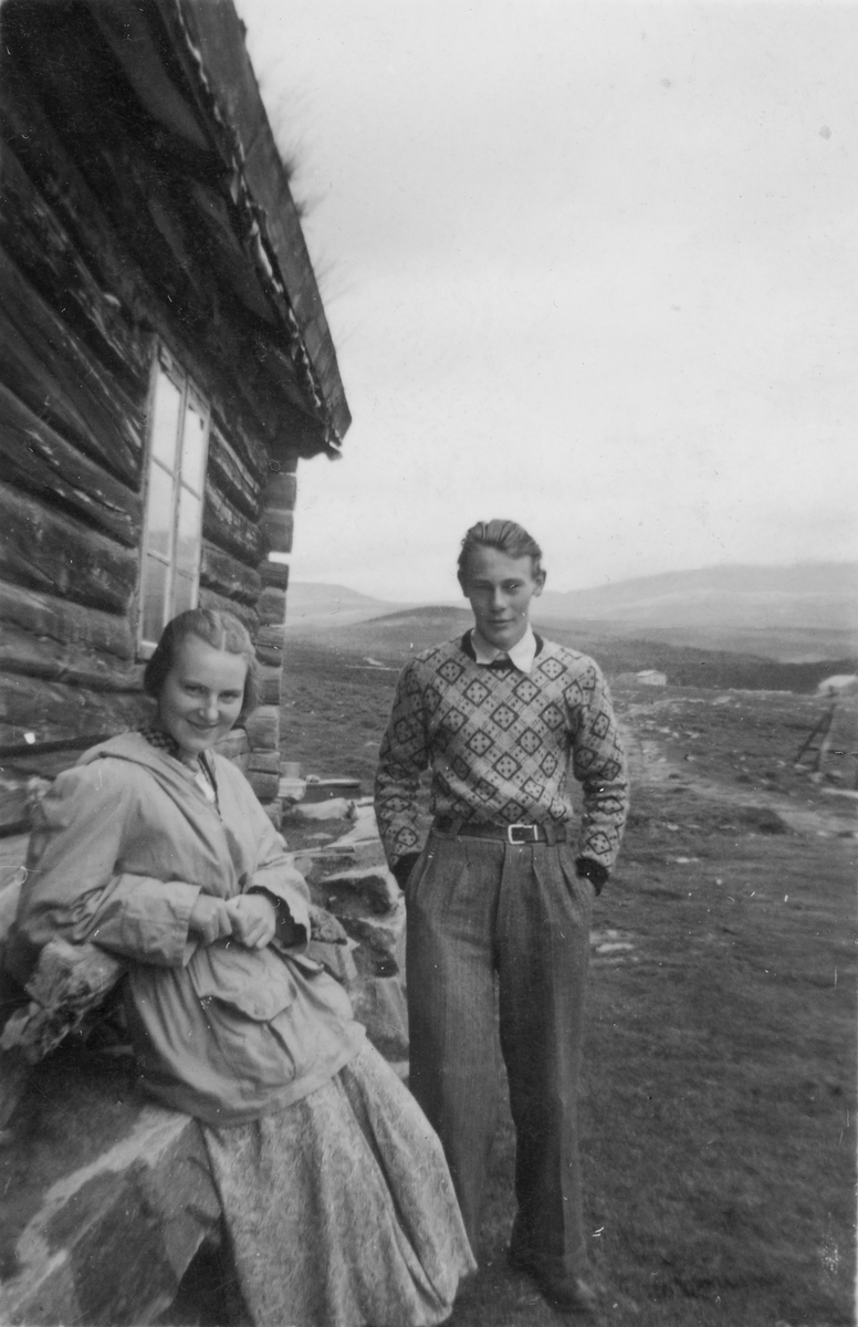 Mann og kvinne foran seterstue