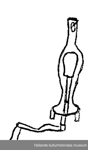 Glassmaskin, mekanisk. a) Laggat träkärl, höjd 34,5 cm, bottens diameter 26 cm, diameter upptill 30,5 cm. Två järntrådsband, ursprungligen tre. Järntrådshank med svarvat trähandtag. Två gjutjärnsfästen för vevanordning. b) Vevanordning i gjutjärn, trähandtag. Relieftext: "Husqvarna 6 Qts". c) Cylinderlock, gjutjärn. Diameter 18 cm, öppning för vevaxel. d) Cylinder (kärna) plåt. Höjd 28 cm, diameter 17 cm.