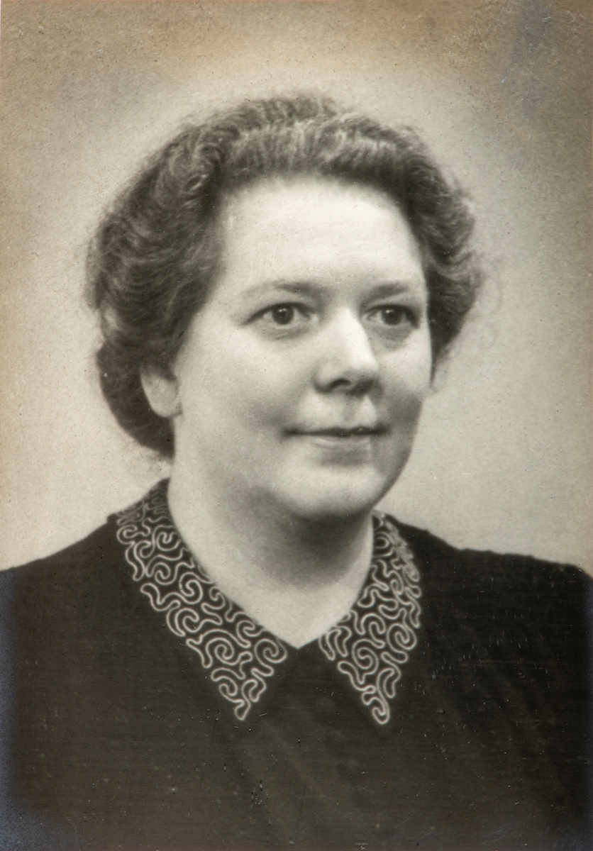 Portrett, Inger Sagbakken (F: 5/9-1907, D: 5/3-1990) Hun var i fra plassen Sagbakken under Staur Gård i Stange. Hun jobbet som husholderske og kokke hos Trygve Lie i Oslo. Trygve Lie var generalsekeretær i FN i perioden 1960-1968.