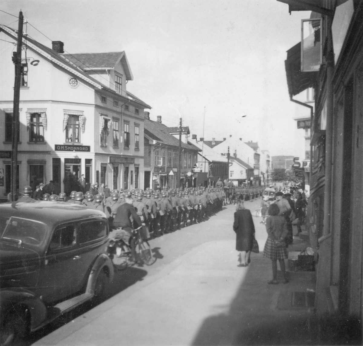 Tyske soldater marsjerer gjennom Storgaten i Gjøvik