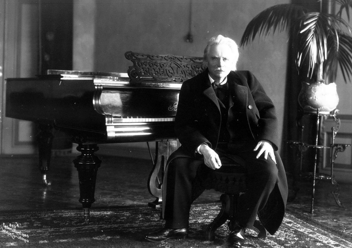 Edvard Grieg ved pianoet 1906.