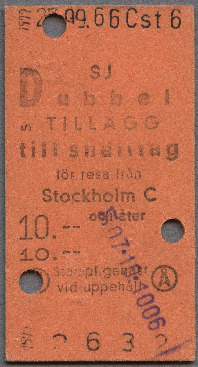 Orange biljett av Edmonsonskt format. SJ dubbel tillägg till snälltåg för resa från Stockholm C och åter. Biljetten är stämplad med datum och klippt två gånger. Biljetten kostade 10 kronor.
