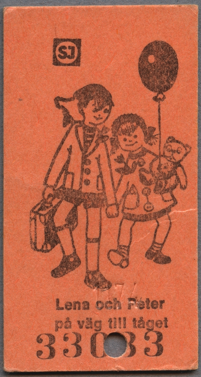 Barnbiljett från SJ av orange papp i Edmonsonskt format. Biljetten har ett tryckt motiv på ena sidan samt ett serienummer. Bilden föreställer två barn som håller varandra i handen samtidigt som de promenerar. Det ena barnet håller i en resväska och det andra barnet i en nalle och en ballong. Nedanför bilden står det "Lena och Peter på väg till tåget".
På den andra sidan står ett rim "Tiddepom och piddelipåg, nog är det roligt att få åka tåg. Tiddelipom och pidellipunt, det säger hjulen när de går runt. Tiddelipom och piddelipett, men man ska väl ha en egen biljett. OCH DET HAR DU." Nedanför rimmet står det "Småbarns-Biljett" med SJ logotyp bredvid och sedan "Gäller för resa HEMIFRÅN-BORT och hem igen". Biljetten är klippt en gång.