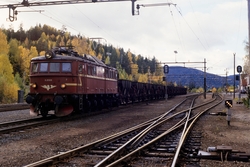 Elektrisk lokomotiv El 8 2069 med pukkvogner på Hjuksebø sta