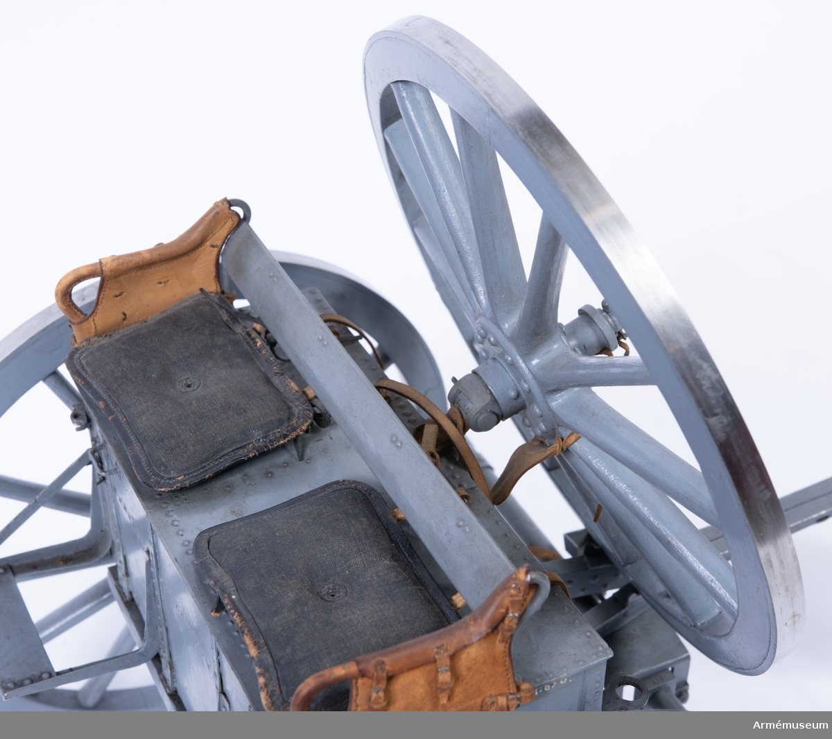 Grupp F I.
Skala 1/8.
Tillverkad enligt Arméförvaltningens artilleridepartement, skr 4/2 1891.
Med reservhjul.