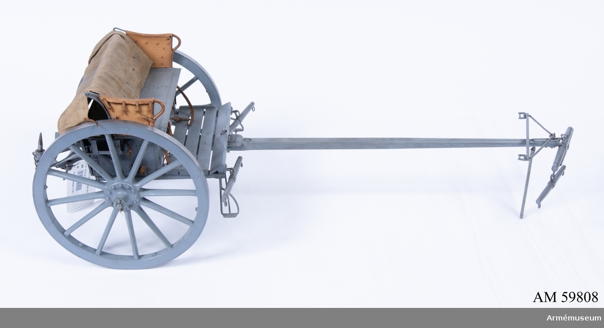 Grupp F I.
Skala 1/8.
Tillverkad enligt Arméförvaltningens artilleridepartement, skr 4/2 1891.
Med tistelstång, tistelbåge, förvåg, två svänglar och en tistelstytsa.