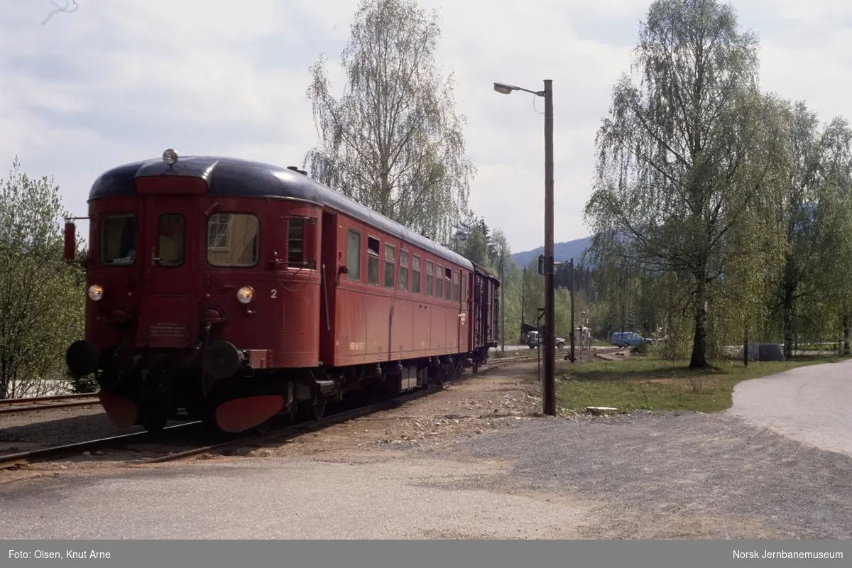 Dieselmotorvogn BM 86 27 med persontog til Rødberg på Veggli stasjon