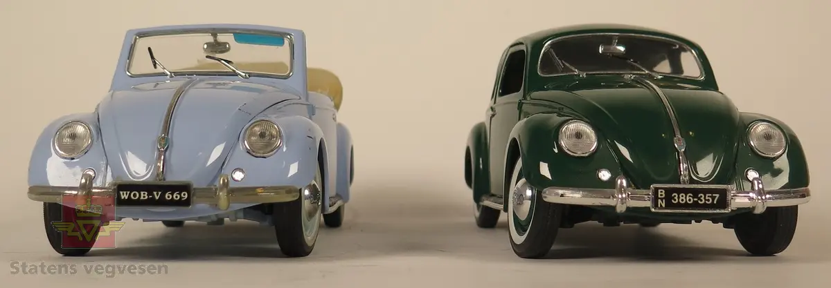Samling av 2 modellbiler. Bilen på bilde nr. 2 er en cabriolet og er blå, bilen på bilde nr. 3 er grønn. Begge er fra samme produsent og er laget av metall. Skala: 1/18