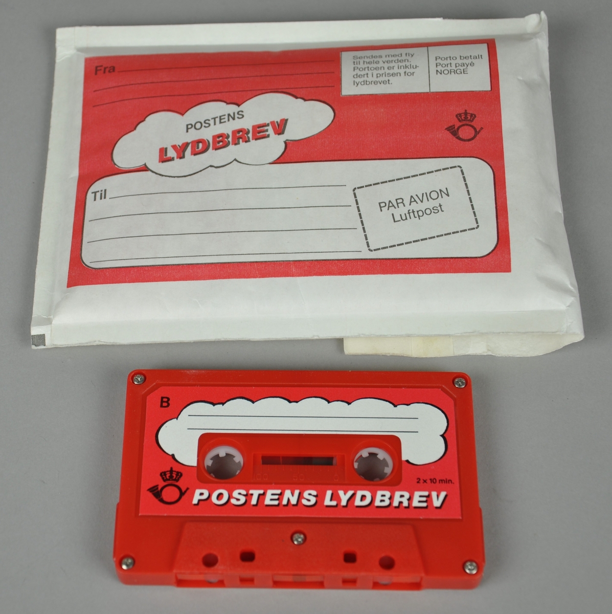 Lydbrev består av konvolutt med rød kassett til opptak på 2 x 10 minutter. Konvolutten har avsender- og adressefelt. Det ligger en klistremerkelapp med adressefelt i konvolutten.