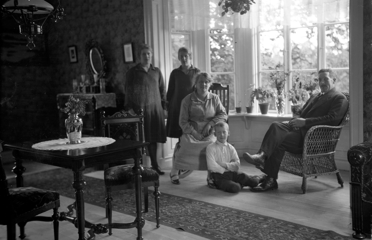 Familjeporträtt taget i ett rum med burspråk.