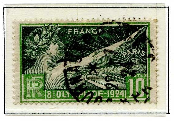 Fire frimerker fra Sommer-OL i Paris 1924 montert på albumside.  Det første frimerket er grønt, med bilde av et atlet med olivenkrans på hodet, og som gjør en hilsen. Paris med Triumfbuen og Olympiastadion i bakgrunnen. Det andre frimerket er rødt med en kvinne som holder en skulptur av seiersgudinnen Nike i hånden, med Paris i bakgrunnen. Det tredje frimerket viser en atlet i aksjon, og det siste frimerket er blått og viser en atlet med olivenkrans på hodet og som gjør hilsen.