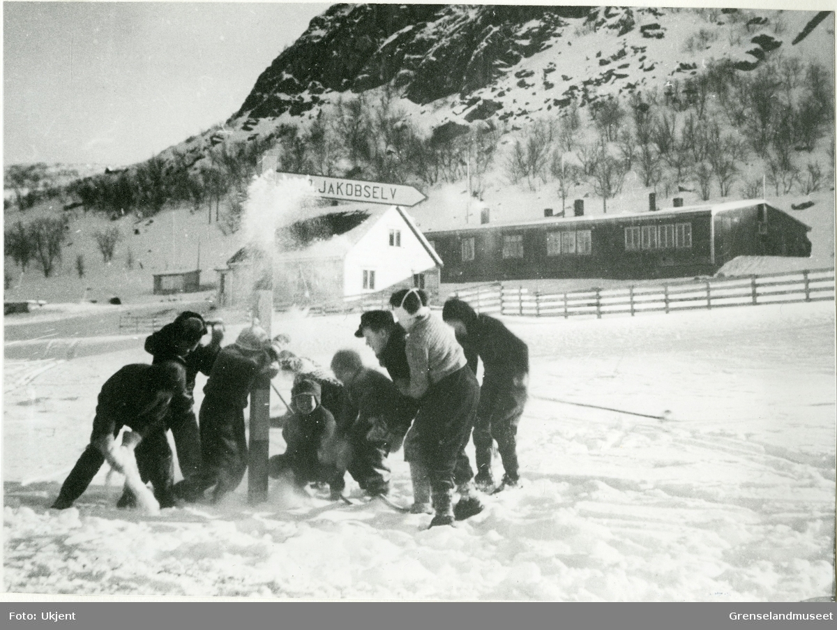 Barn leker i snøen ved Tårnet skole i Jarfjord. Internatbrakken ble oppført i 1947. Huset i forgrunnen er lærerboligen som ble oppført i 1946.