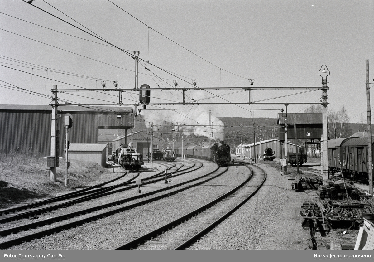 Svenska Järnvägsklubbens veterantog på Sørumsand stasjon. Toget trekkes av damplok type 26c nr. 411 og SJ damplok litra B nr. 1314