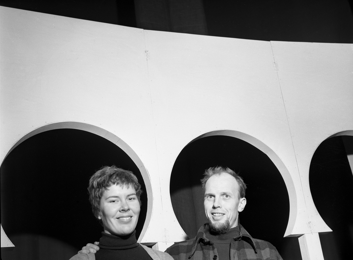 Kunstnerekteparet Inger Sitter og Carl Nesjar i buegangen til "Den nye verden" på Folketeatret. I Paris har de vunnet konkurransen om dekorasjonene til Lope de Vega's drama om Columbus "Den nye verden". Stykket skal settes opp på Folketeatret.