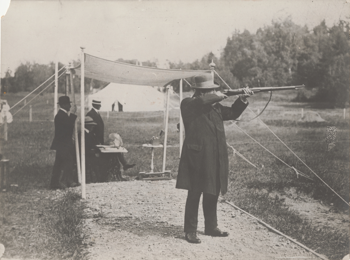 Grupp M I.

Fotografi föreställande kamrer Oscar Gomer Swahn (1847-1927) under skjutning. Fotografiet har tillhört kamrer Swahn.