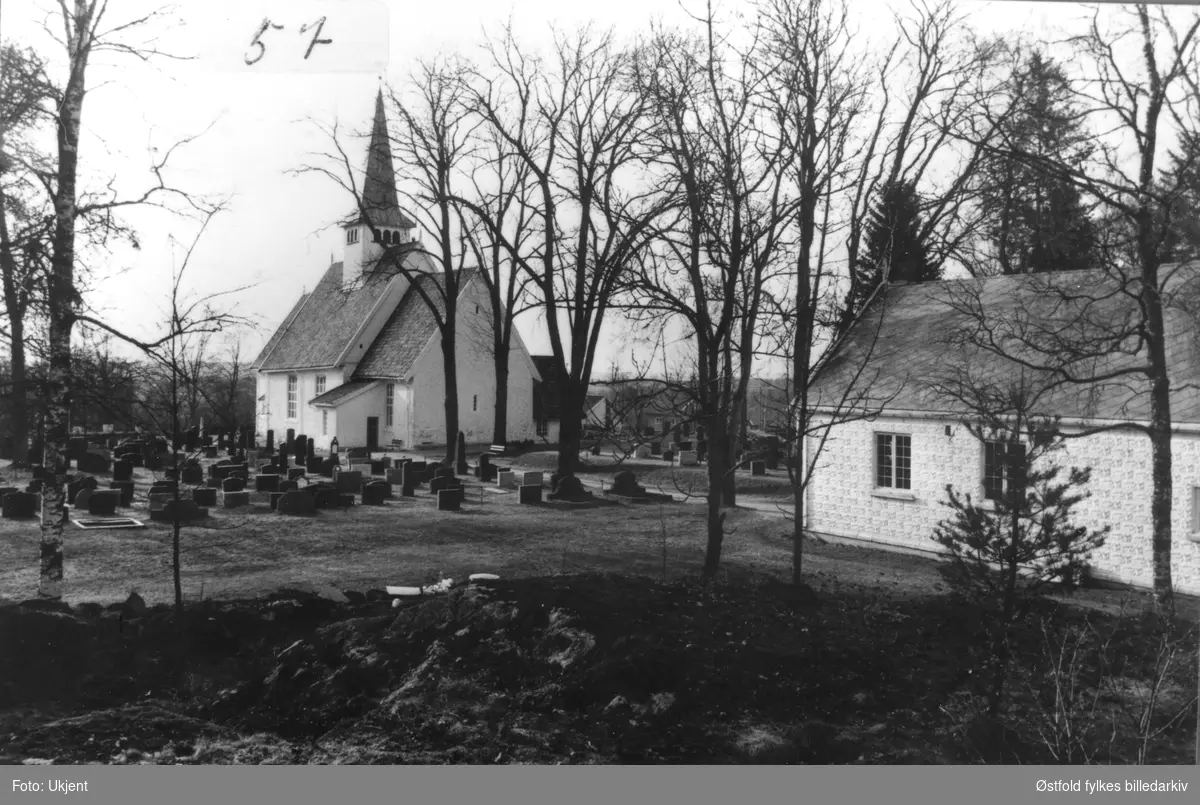 Trøgstad kirke, 1978 med kapellet helt til høyre.