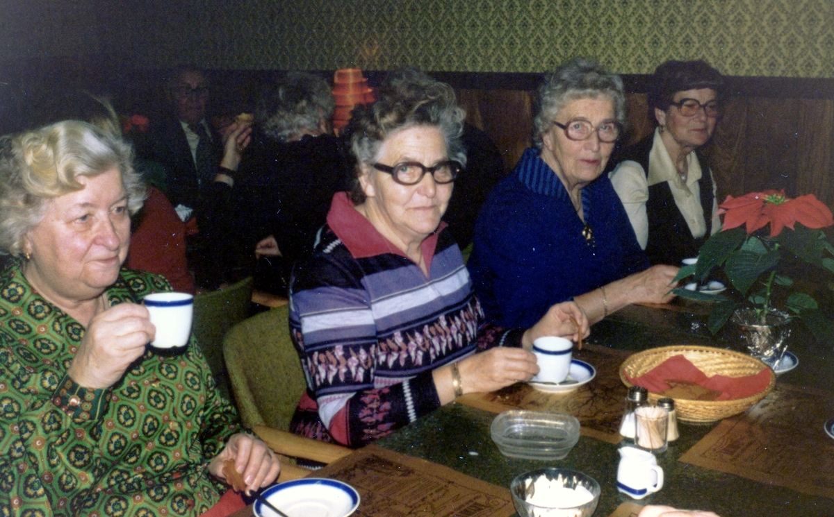Middag och kaffe i Brattåsgårdens hobbylokal, okänt årtal. Från vänster: Berta Mattsson och Sigrid Olsson. Övriga namnuppgifter saknas.