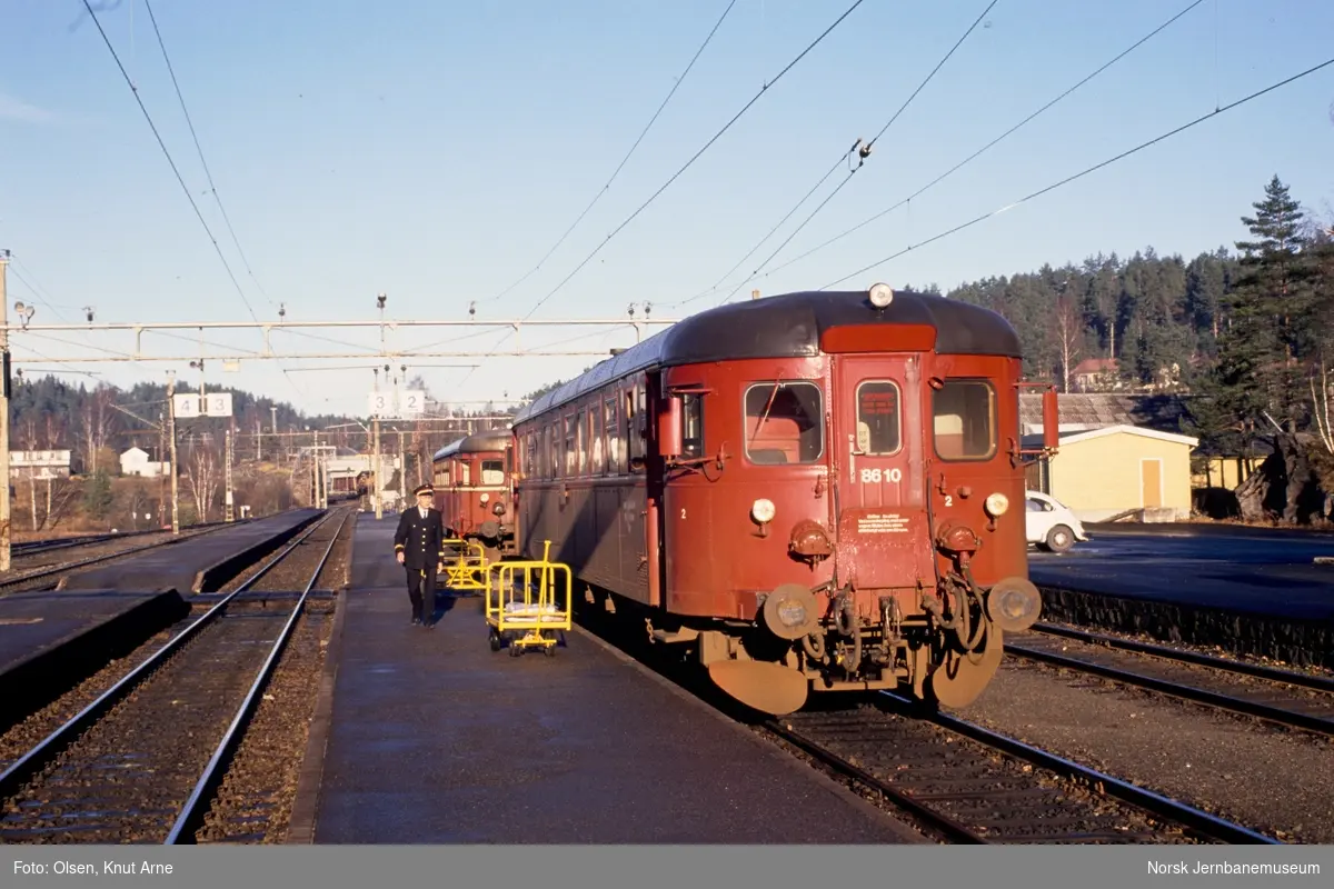 Dieselmotorvogn BM 86 10 med persontog til Kragerø på Neslandsvatn stasjon