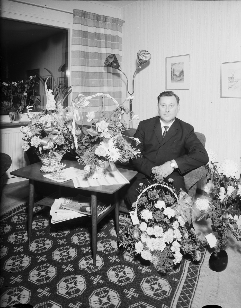 Elverkschef Widar Olsson i hemmet omgiven av blommor, Östhammar, Uppland