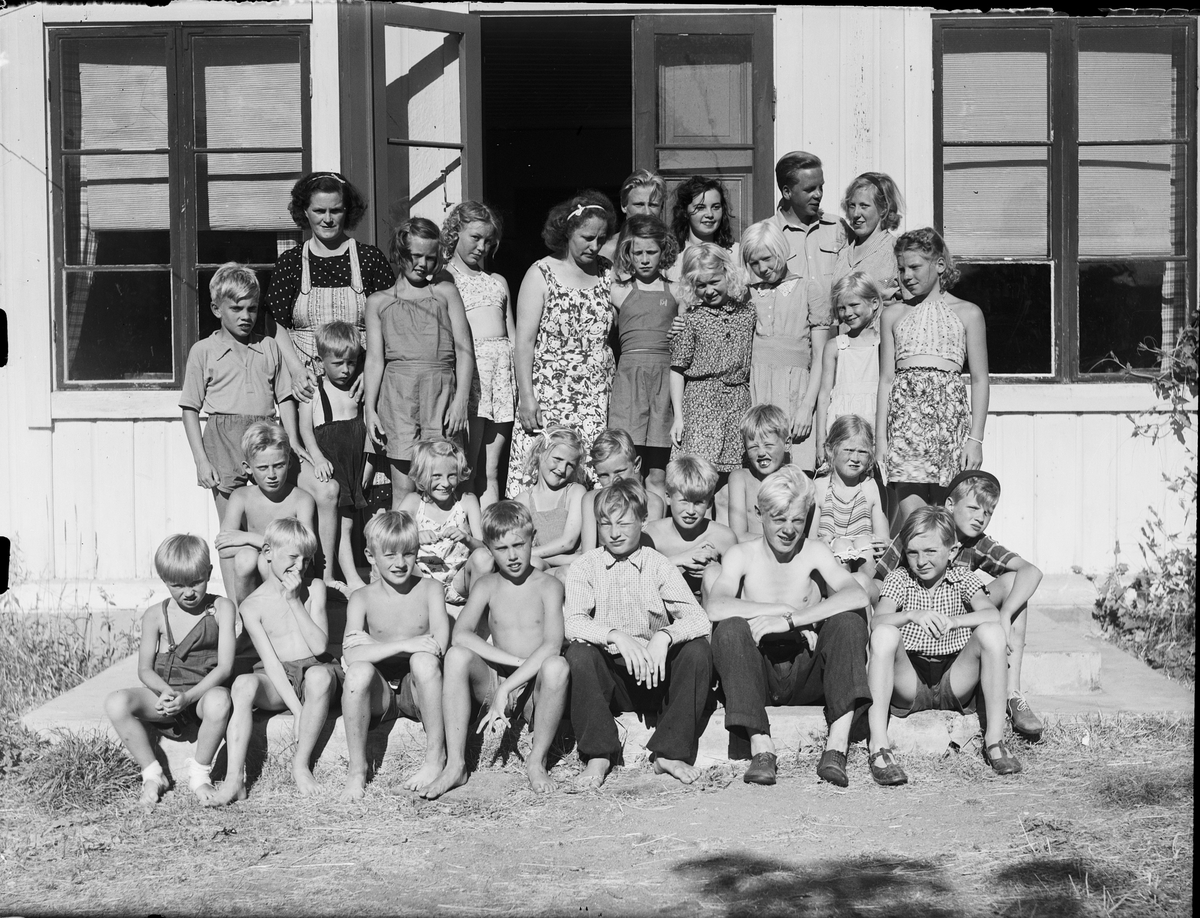 Barnkoloni - barn och ledare, Sandika, Harg socken, Uppland