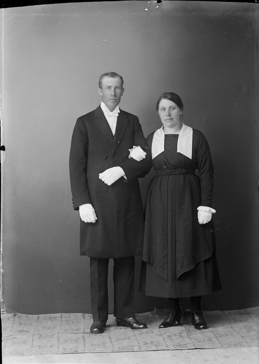 Brudparet Mattsson från Finnskogen, Valö socken, Uppland 1922