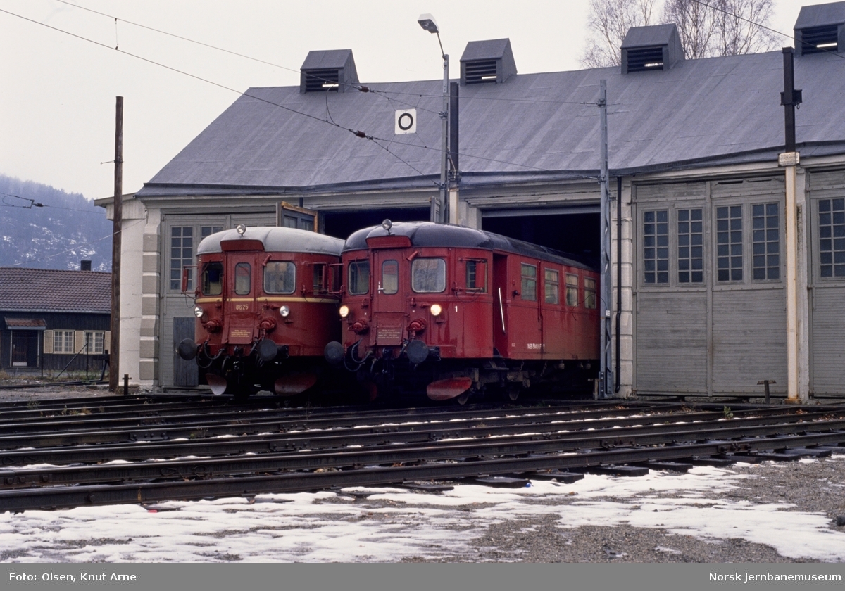Dieselmotorvogn BM 86 25 (til venstre) og BM 86 27 utenfor lokomotivstallen på Kongsberg stasjon