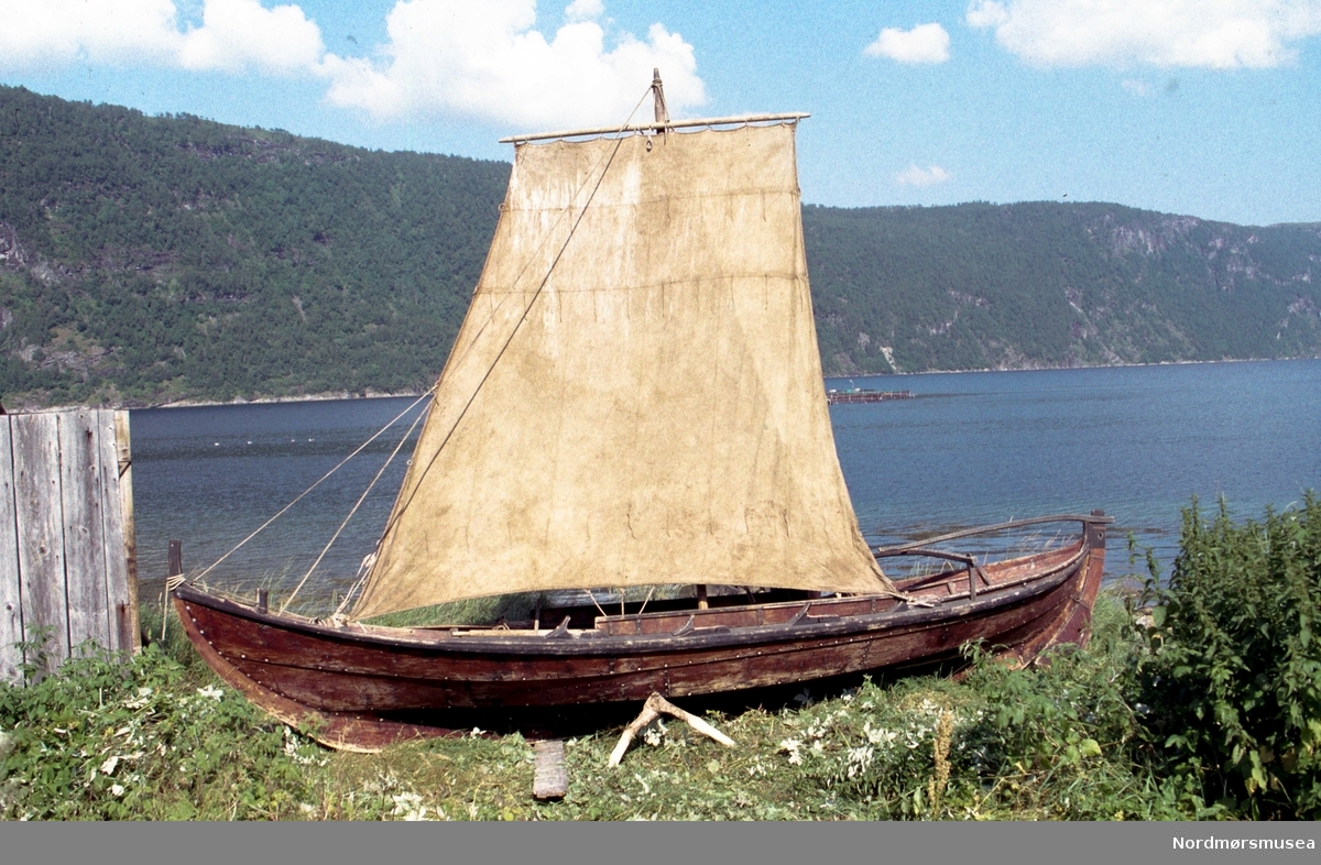 Geitbåt, fyring, bygd for agnsildfiske og dertil bruka som allsidig gardsbåt. Fyring står for 4 par årer. Båten er utstyrt med 2 plikter, 4 tiljer, tofter, undskorder, sess, seglrigg, ause, styrgrind, styrvol og 7 årer. Geitbåten er en Aurgjelding (en av tre sorter fyring).