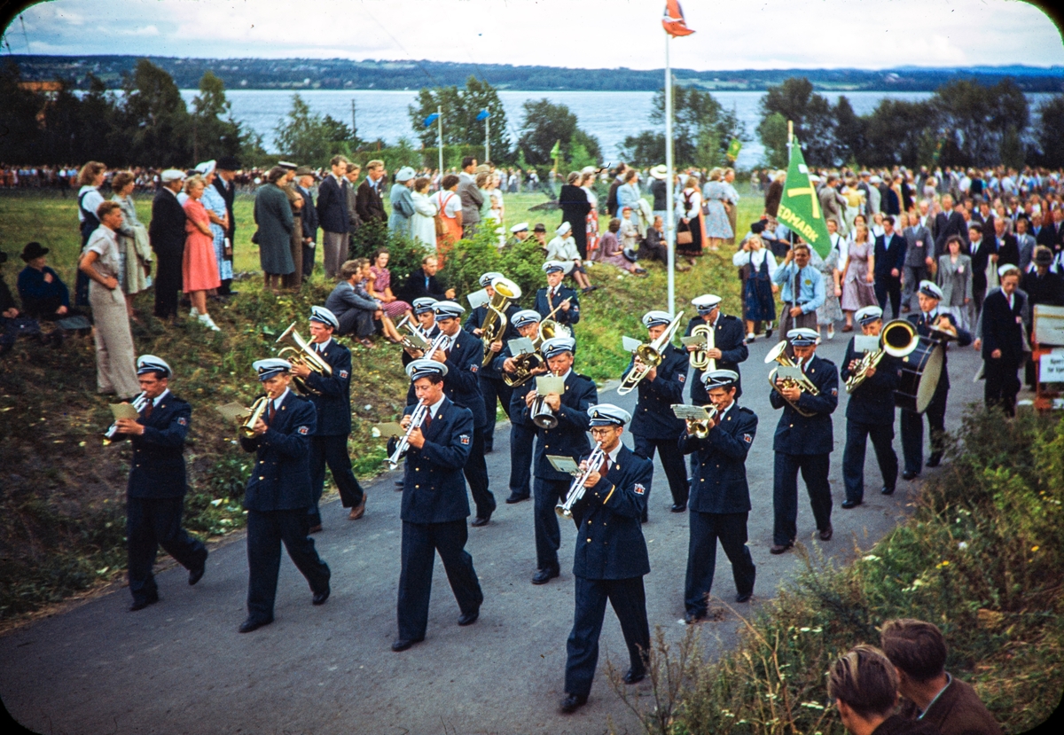 Domkirkeodden, Hamar. Musikk-korps i Strandvegen. Tekst skrevet på dias. "Brassband during youth Festival weekend Hamar, july 1949"